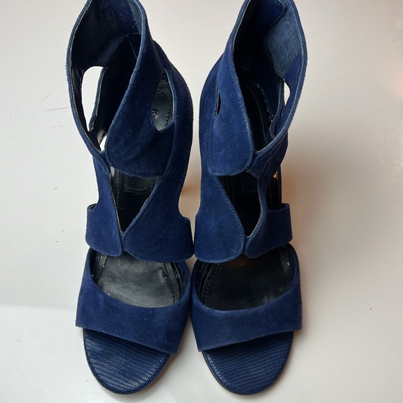 💙WHITE HOUSE BLACK MARKET BLUE VELVET ZIP UP BACK 4.5” HEELS SIZE 7 MEDIUM💙 - Picture 4 of 16
